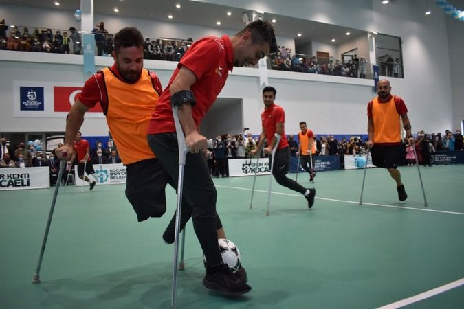 Büyükakın formayı giyip şampiyonlarla maç yaptı