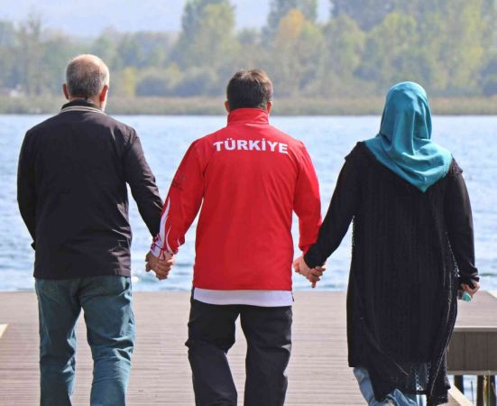 Kendisine garip bakanları şampiyonluklarıyla utandırıyor