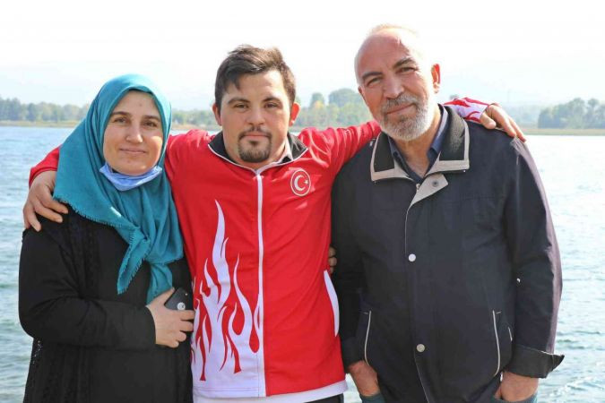 Kendisine garip bakanları şampiyonluklarıyla utandırıyor