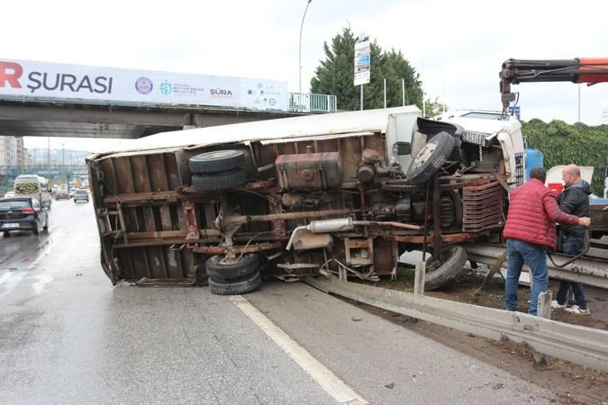 Devrilen kamyonet D100'de trafiği kilitledi
