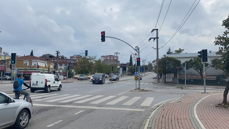 Arızalanan arabayı iterken canlarını hiçe saydılar