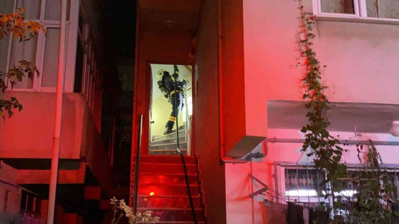 Apartmanın çatı katında çıkan yangın korkuttu