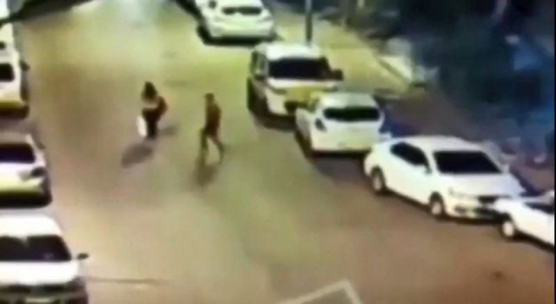 Yolda yürüyen kadına kapkaç şoku