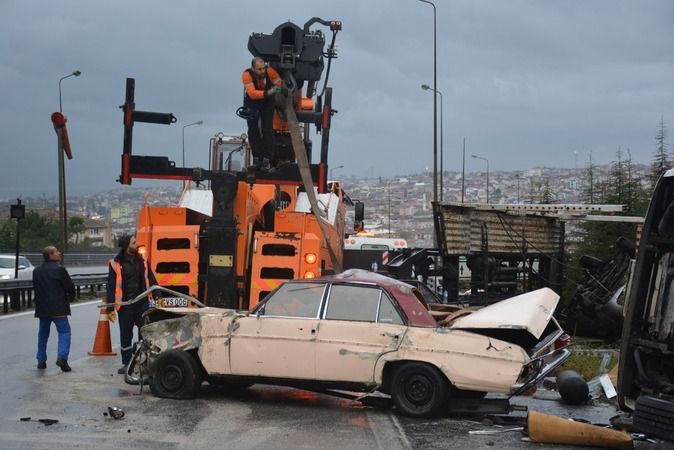 Arızalanan aracı yolcularla birlikte taşıyan çekici TEM'de devrildi
