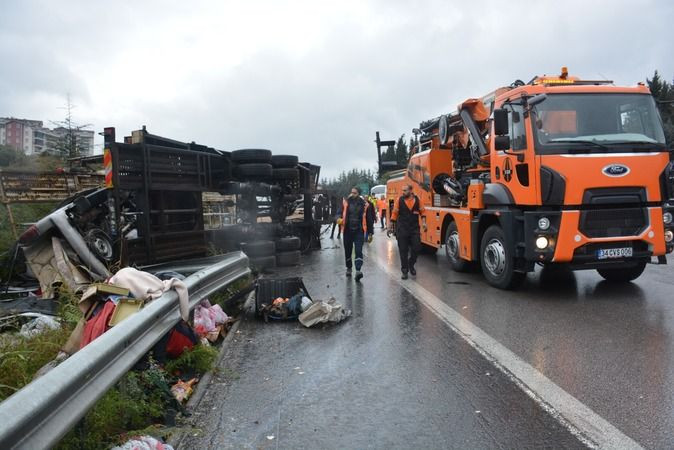 Arızalanan aracı yolcularla birlikte taşıyan çekici TEM'de devrildi