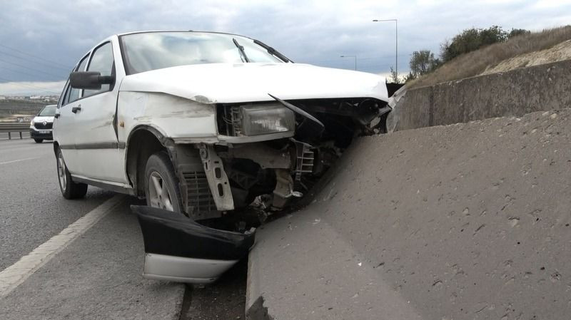 Bariyerlere çarpan sürücü ölümden döndü