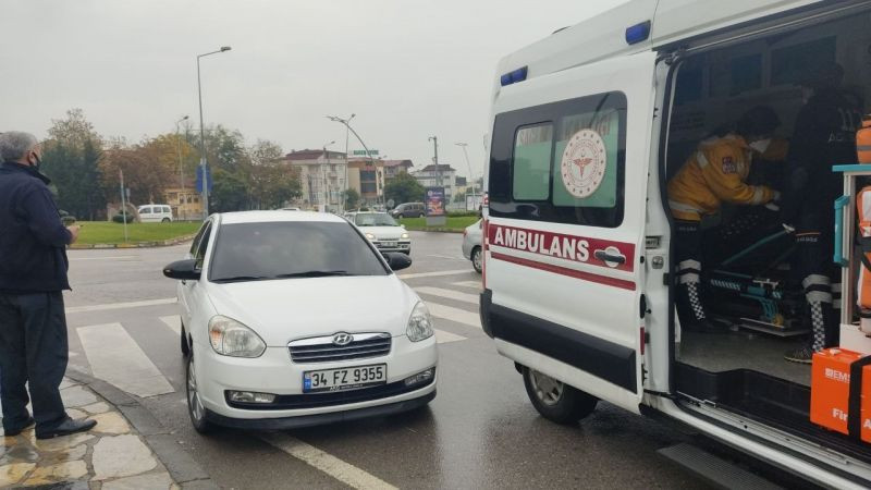 Kavşakta iki otomobil çarpıştı: 1 yaralı