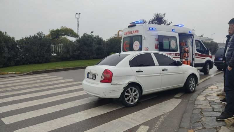 Kavşakta iki otomobil çarpıştı: 1 yaralı