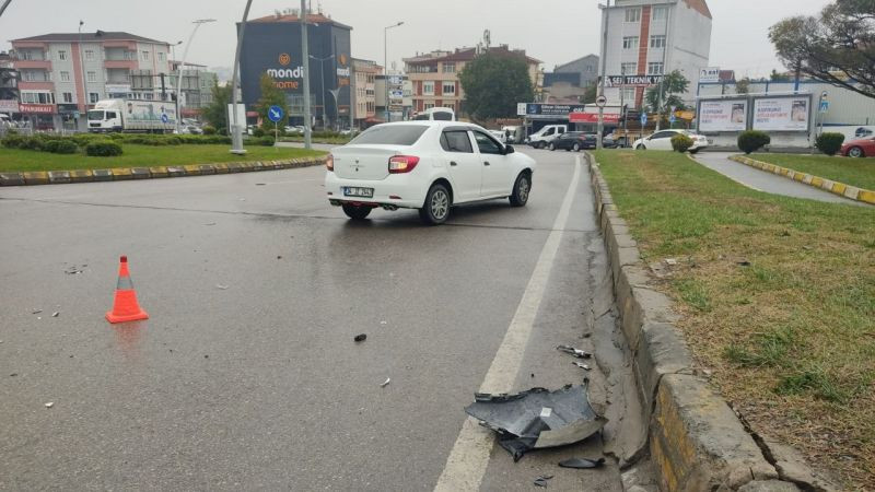 Kavşakta iki otomobil çarpıştı: 1 yaralı