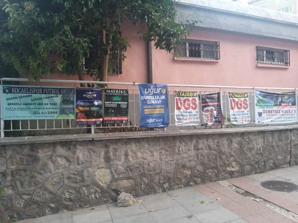 Okulu reklam panosuna çevirdiler!