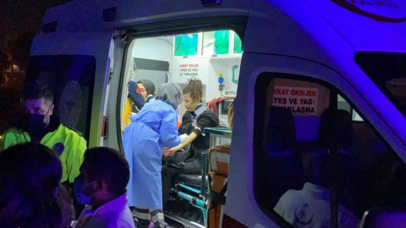 Servis minibüsü ile kamyonet çarpıştı: 7 yaralı