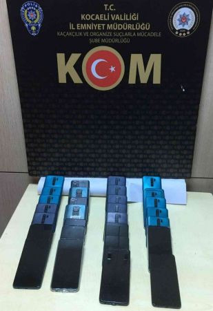 Kocaeli’de tır dorsesinde kaçak sigara ve cep telefonu ele geçirildi