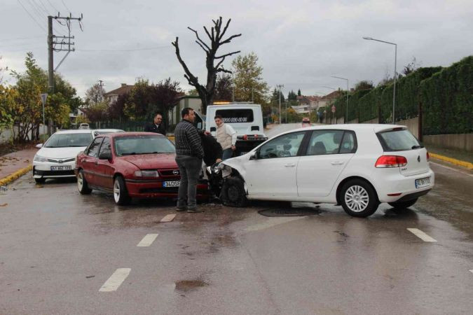 İki otomobil kafa kafaya çarpıştı: 1 yaralı