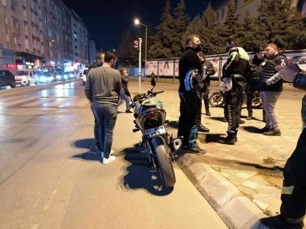 İki motosiklet kavşakta çarpıştı: 2 yaralı