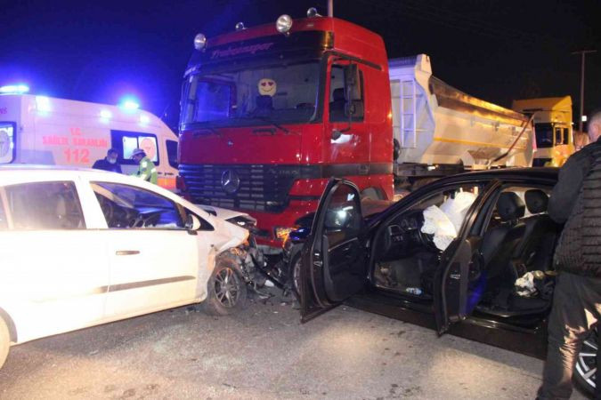 İki otomobil sürüklenip tıra çarptı!