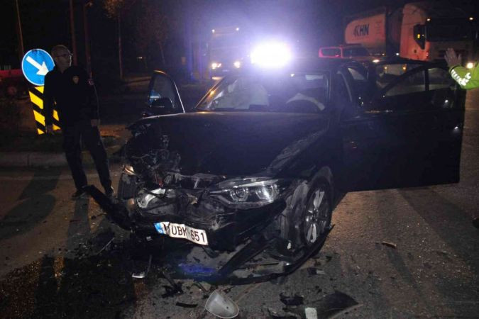 İki otomobil sürüklenip tıra çarptı!