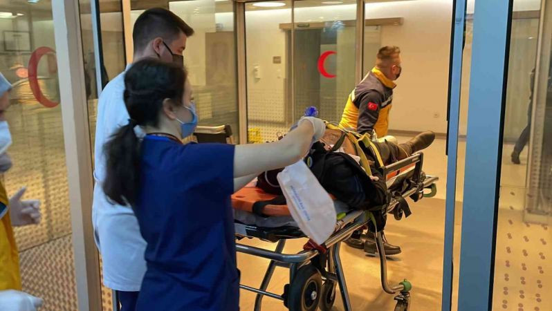 Otomobilin çarptığı yaya ön camdan içeri girdi