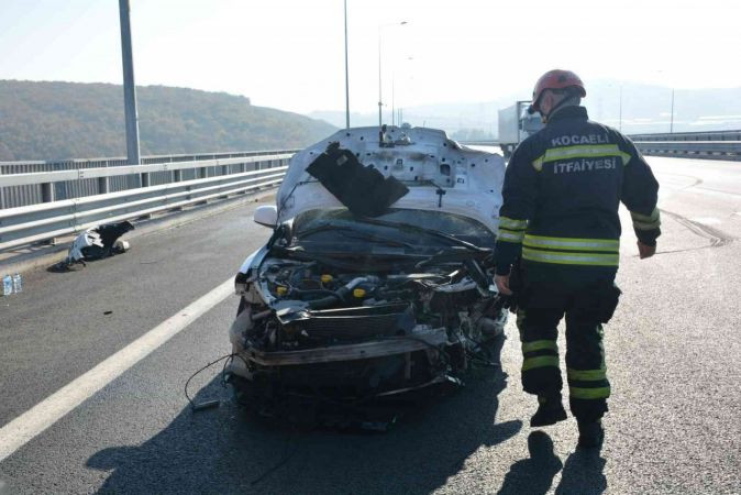 İzmit'te kaza: 3 yaralı... Savrulan parçalar, başka otomobile isabet etti