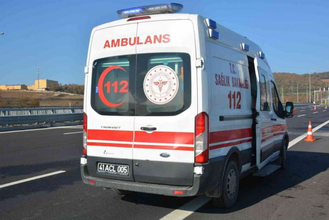 İzmit'te kaza: 3 yaralı... Savrulan parçalar, başka otomobile isabet etti