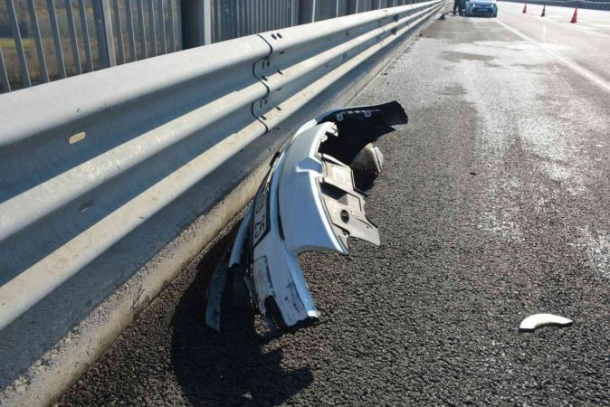 İzmit'te kaza: 3 yaralı... Savrulan parçalar, başka otomobile isabet etti