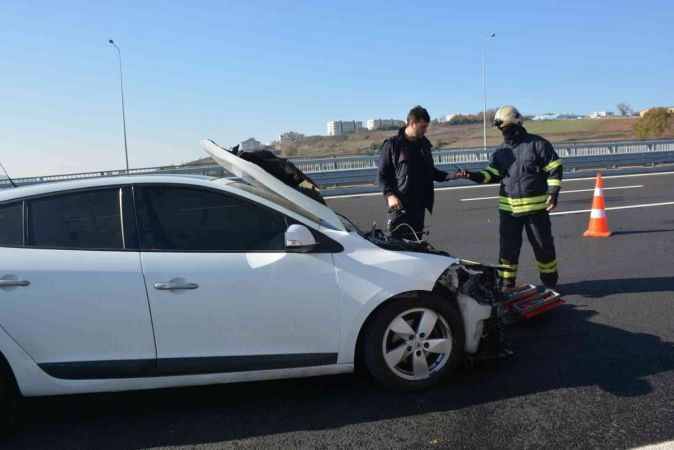 İzmit'te kaza: 3 yaralı... Savrulan parçalar, başka otomobile isabet etti