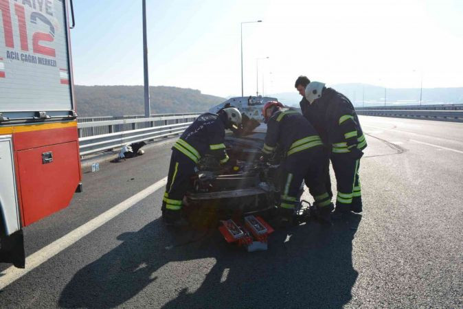 İzmit'te kaza: 3 yaralı... Savrulan parçalar, başka otomobile isabet etti