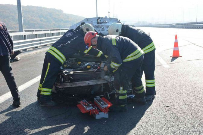 İzmit'te kaza: 3 yaralı... Savrulan parçalar, başka otomobile isabet etti