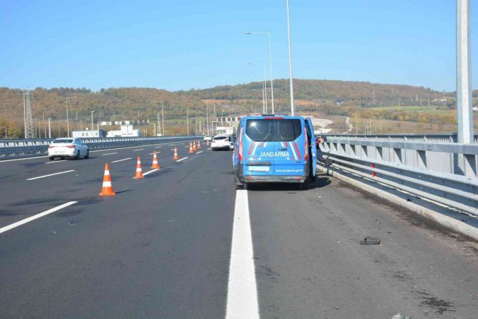 İzmit'te kaza: 3 yaralı... Savrulan parçalar, başka otomobile isabet etti