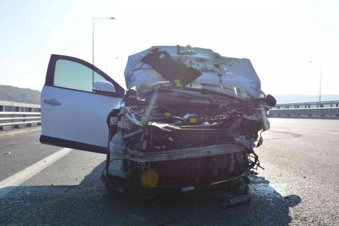 İzmit'te kaza: 3 yaralı... Savrulan parçalar, başka otomobile isabet etti