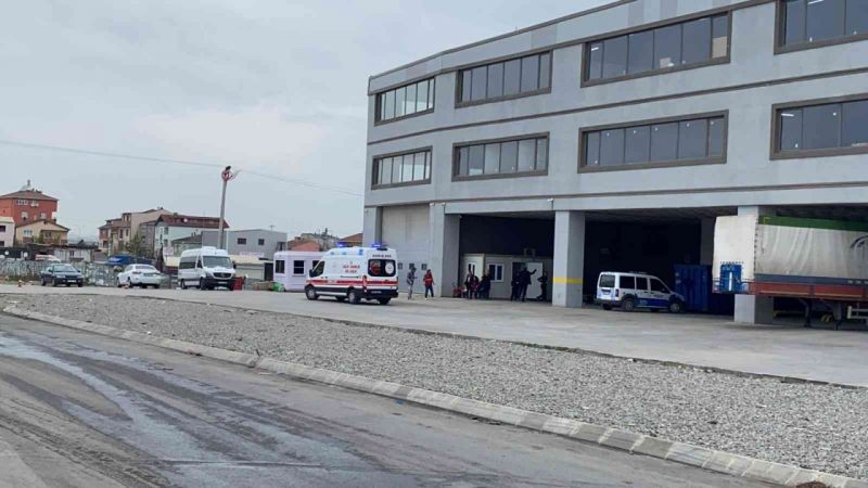 Forklift üstünde boya yaparken düşen işçi yaralandı