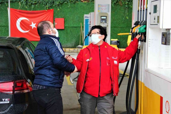 Bu benzinliğe giren gördüğü manzara karşısında şaşkına dönüyor