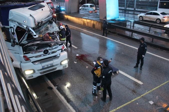 İzmit'te trafik kilit...22 yaşındaki genç, köprüden atlayarak canına kıydı!