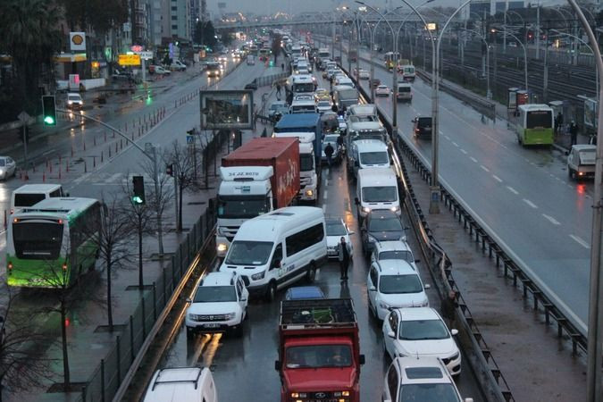 İzmit'te trafik kilit...22 yaşındaki genç, köprüden atlayarak canına kıydı!