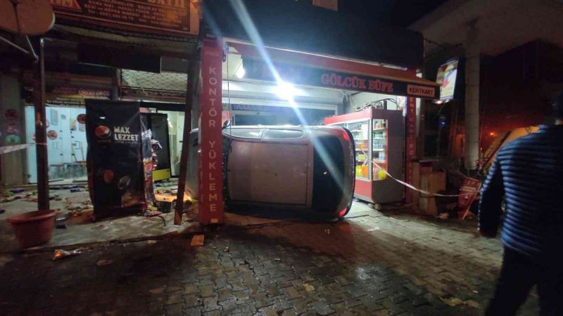 Otomobil markete daldı yaralılar var!
