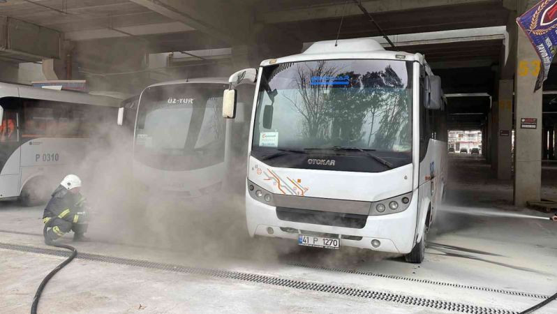Park halindeki otobüste çıkan yangın korkuttu