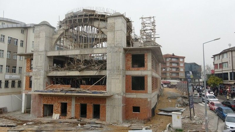 Kocaeli’de inşaat iskelesi çöktü 8 yaralı var