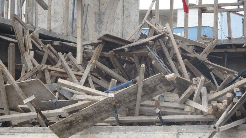 Kocaeli’de inşaat iskelesi çöktü 8 yaralı var
