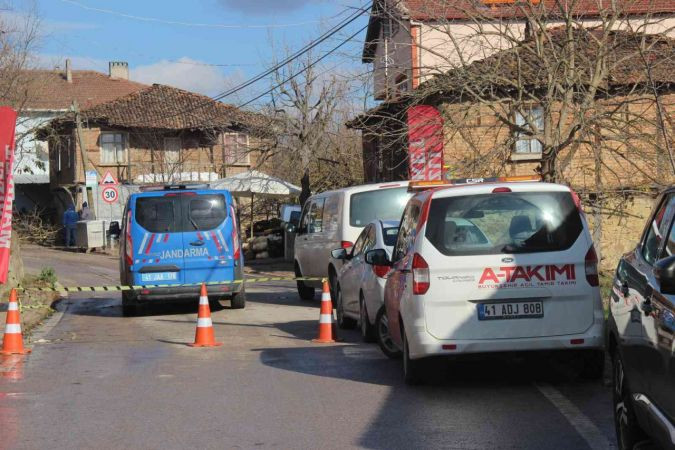 Yan yatan minare indirilmeye çalışılıyor