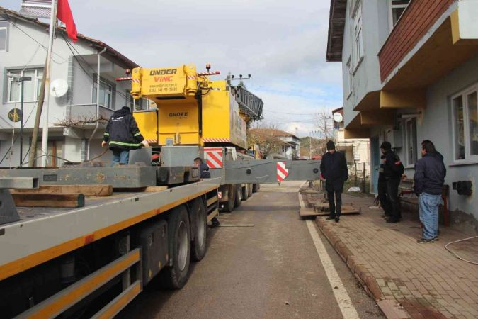 Yan yatan minare indirilmeye çalışılıyor