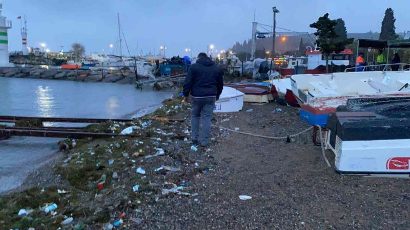 Fırtınanın ardından deniz kenarı çöplüğe döndü