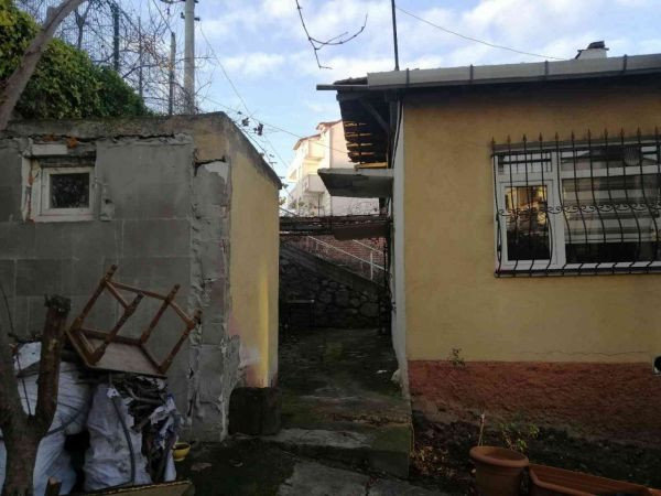 Çatıdaki yosunlar ayağını kaydırınca aşağıya düştü