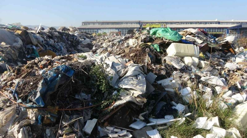 Sanayide aylardır toplanmayan çöpler, adeta dağ oluşturdu