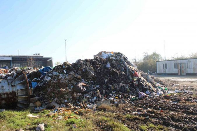 Sanayide aylardır toplanmayan çöpler, adeta dağ oluşturdu