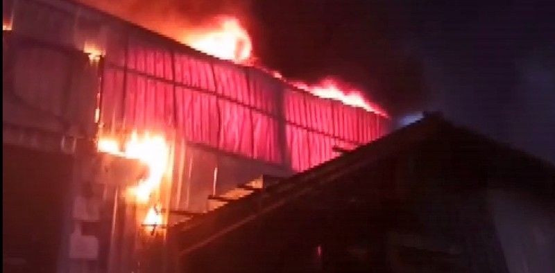 Fabrika alev alev yanıyor
