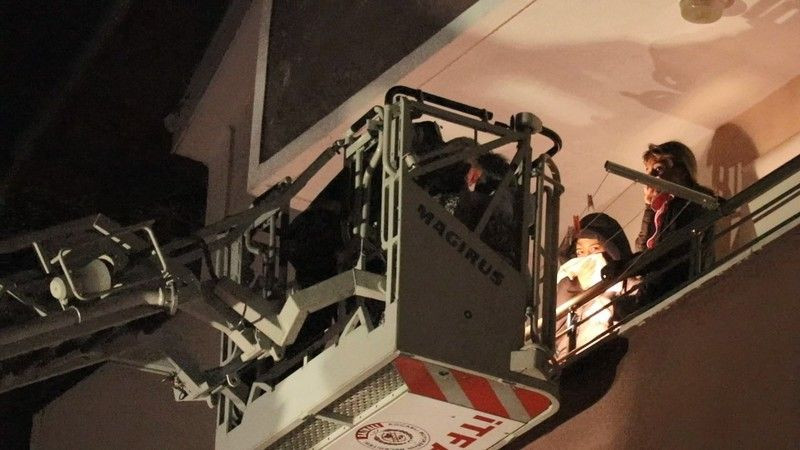 İzmit'te yangın, 2'si bebek, 14 kişi mahsur kaldı