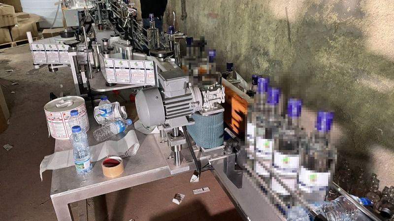 Vatandaşı zehirleyeceklerdi! 3 ton kaçak içki yakalandı