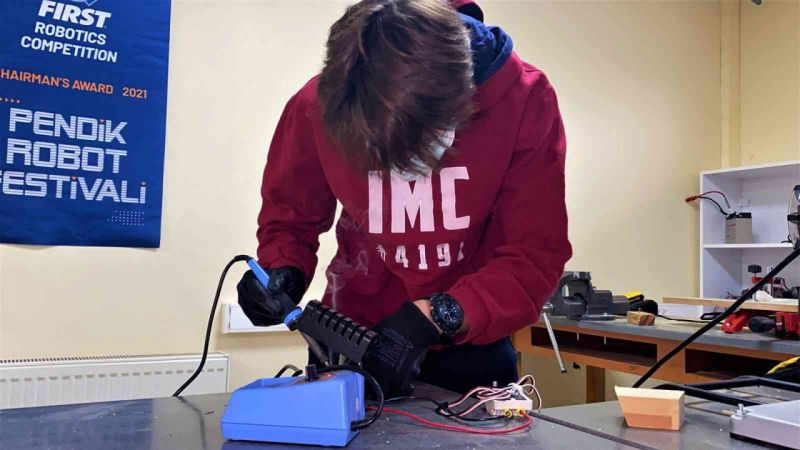 Kocaeli'de lise öğrencilerinin geliştirdiği robot denizleri tertemiz yapacak