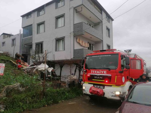 Devrilen soba evi yaktı: 2 yaralı