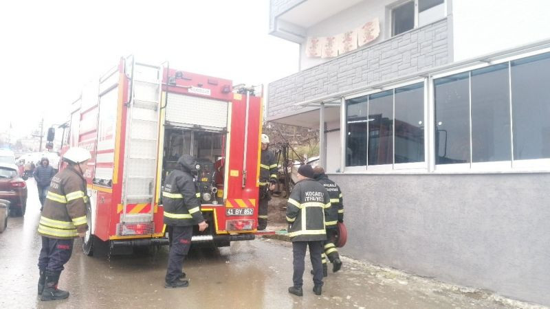 Devrilen soba evi yaktı: 2 yaralı