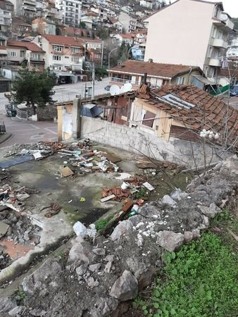 Bir de fasulye göndermişler! Ruhsatsız inşaat vatandaşı evinden etti!